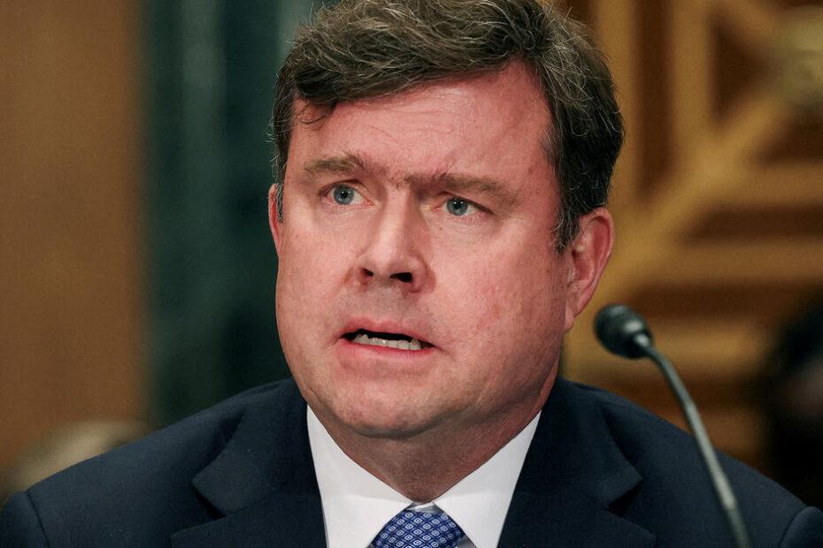 جان هرلی، مقام ارشد وزارت خزانهداری آمریکا، در حال سخنرانی درباره تحریمهای ایران و تامین مالی حزبالله در لبنان.