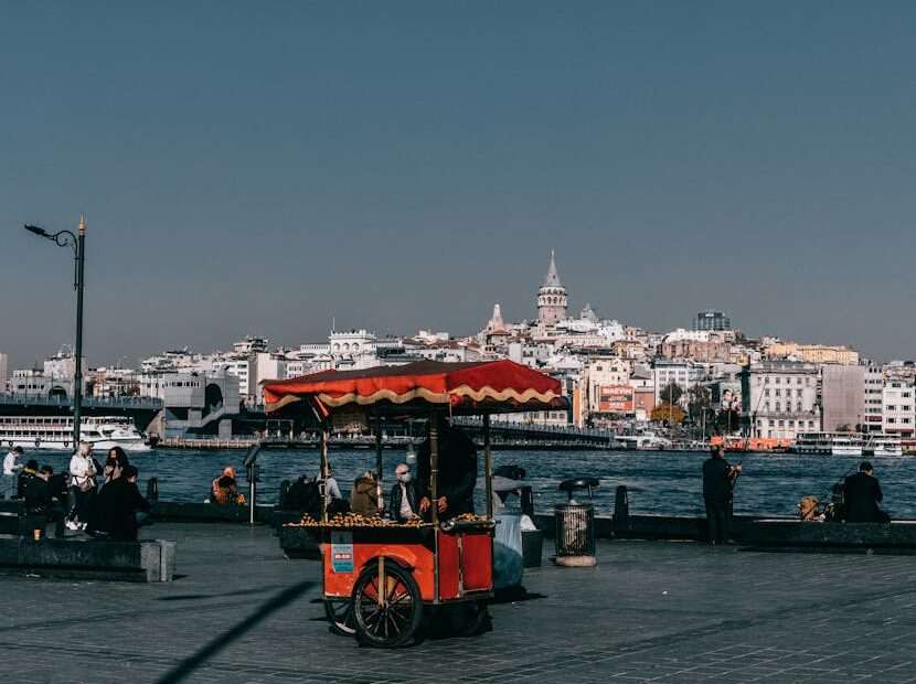 قوانین نانوشته زندگی در ترکیه: راهنمای ۲۰۲۵ - از همسایه داری تا اجاره و آداب معاشرت