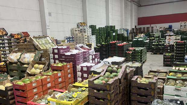 Kapanan hal esnafı yeni yerlerinde müşteri bekliyor