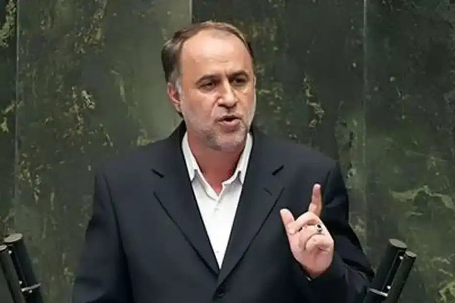 تصویر از یک فرد در جلسه مالی یا کنفرانس اقتصادی گروه مالی لیران در حال سخنرانی و بحث درباره سرمایه‌گذاری و استراتژی‌های مالی.