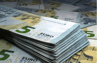 کیف پول یورو و اسکناس‌های یورو و دلار آمریکا.