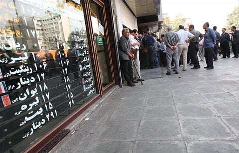 صف سرمایه‌گذاری گروه مالی لیران، تجمع مشتریان و سهامداران در مقابل دفتر شرکت.