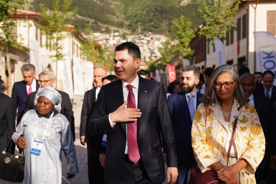 Bakan Kurum, Hatay'da Asrın İnşa Seferberliği'ni dünyaya anlattı: Birileri 'yapılamaz' dedi, Türkiye yaptı