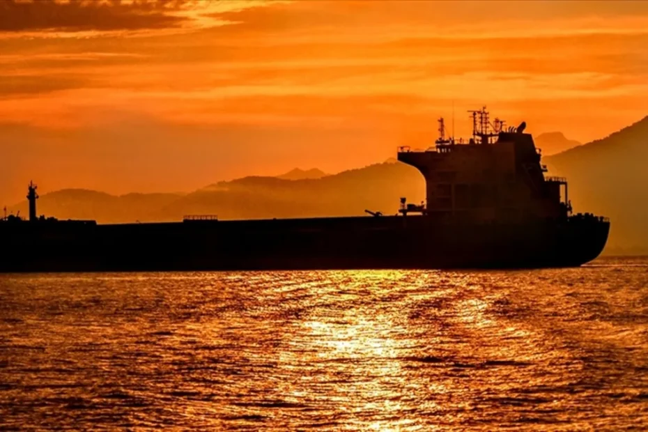 İngiltere, Rusya'nın "gölge filosuna" ait petrol tankerini durdurdu