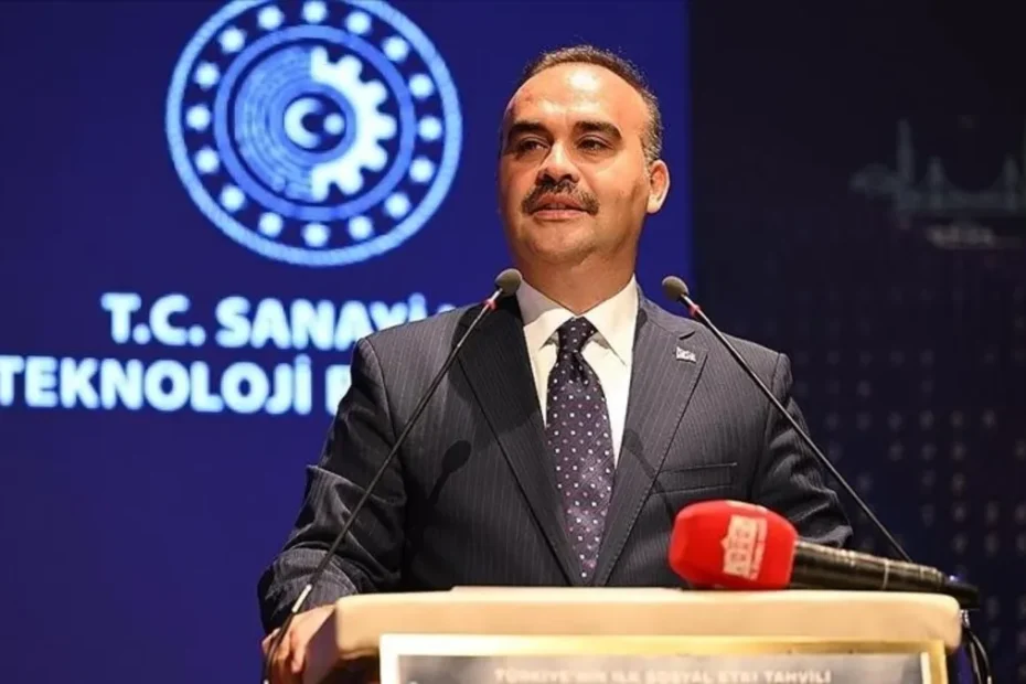 وزیر صنعت و فناوری ترکیه، محمد فاتح کاجیر، در حال سخنرانی درباره رشد صادرات کشور.